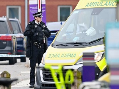 Un policier britannique en faction le 15 novembre 2021 devant l'hôpital de Livepool près duquel une voiture a explosé la veille - Paul ELLIS [AFP]