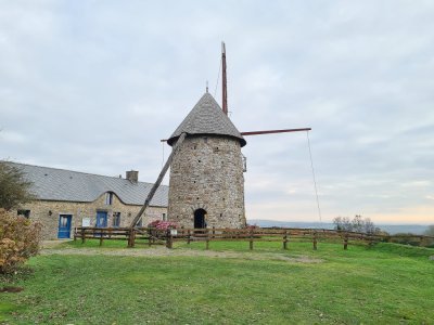 Le moulin à vent de Fierville-les-Mines fait partie des rares sites encore en fonctionnement dans le département. Il produit 10 à 12 tonnes de farine bio par an. Une production à laquelle les visiteurs sont conviés.  