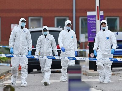 Des enquêteurs de la police le 15 novembre 2021 devant l'hôpital pour femmes de Liverpool en Grande-Bretagne, au lendemain de l'explosion d'un taxi - Paul ELLIS [AFP]
