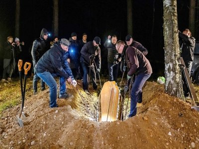 Des migrants enterrent le 15 novembre 2021 un Syrien de 19 ans qui s'est noyé en tentnt de traverser une rivière à la frontière entre le Bélarus et la Pologne. - Wojtek RADWANSKI [AFP]