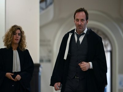 Alexandre Martin (G) et Emmanuelle Franck, les avocats de Cédric Jubillar, au tribunal de Toulouse, le 16 novembre 2021 - Lionel BONAVENTURE [AFP]