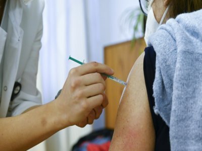 Une femme se fait vacciner contre le Covid-19 à Stuttgart, en Allemagne, le 16 novembre 2021 - THOMAS KIENZLE [AFP]