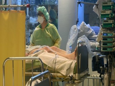 Une soignante auprès d'un malade à l'unité de soins intensifs de l'hôpital de Freising, près de Munich, le 16 novembre 2021 - Christof STACHE [AFP]