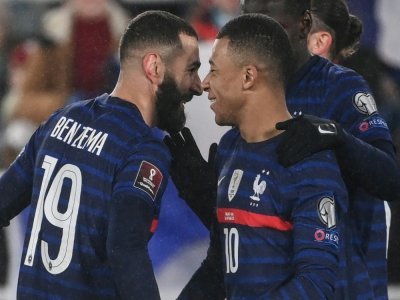 Le duo Karim Benzema-Kylian Mbappé a encore frappé et offert la victoire à l'équipe de France sur la Finlande au stade olympique d'Helsinki, le 16 novembre 2021 - FRANCK FIFE [AFP]