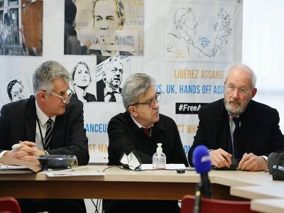 Le père de Julian Assange, John Shipton (D) s'exprime lors d'une conférence de presse, le 16 novembre 2021 à Paris, en présence du député Jean Lassalle (G) et du candidat LFI à la présidentielle Jean-Luc Mélenchon - Thomas COEX [AFP]