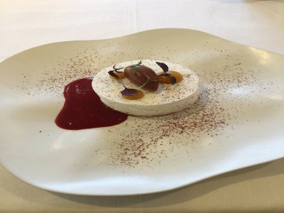 Dessert : "La prune", une meringue en texture avec de l'estragon et du sudachi.