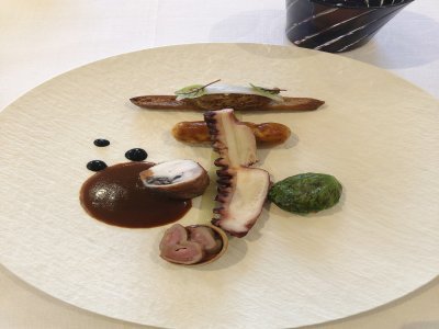 Plat : poulpe grillé de Port-en-Bessin (Calvados), lapin frotté au poivre sauvage, râble farci de boudin noir, piquillos et légumes d'Argentan.