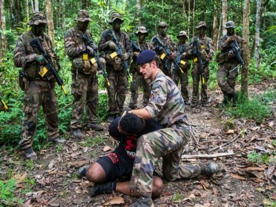 Des soldats du 9e Rima lors d'une simulation de capture d'un orpailleur, à Saint-Laurent du Maroni, en Guyane, le 20 octobre 2021 - jody amiet [AFP]