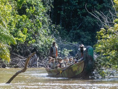 Des soldats du 9e Rima et des gendarmes sur la rivière Maroni, en Guyane, lors d'une opération contre l'orpaillage clandestin, le 20 octobre 2021 - jody amiet [AFP]