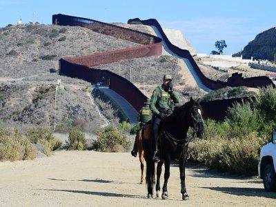Des agents de la police aux frontières américaines patrouillent à cheval le long de la frontière avec le Mexique à Imperial Beach en Californie, le 7 novembre 2021 - Frederic J. BROWN [AFP]