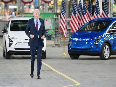 Le président américain Joe Biden en petite foulée avant un discours lors d'une visite d'une usine de véhicules électriques de General Motors à Detroit, le 17 novembre 2021 - MANDEL NGAN [AFP]