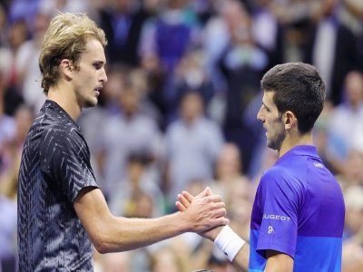 Le Russe Alexander Zverev félicite le Serbe Novak Djokovic, après sa victoire en demi-finale de l'US Open, le 10 septembre 2021 à New York - Kena Betancur [AFP/Archives]