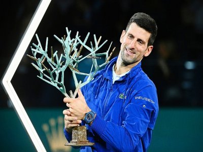 La joie du Serbe Novak Djokovic, après sa victoire face au Russe Daniil Medvedev au Masters 1000 de Paris, le 7 novembre 2021 à l'AccorHotels Arena - Christophe ARCHAMBAULT [AFP/Archives]