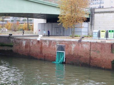 Un des filets est installé au pied du pont Jeanne-d'Arc, côté rive gauche.