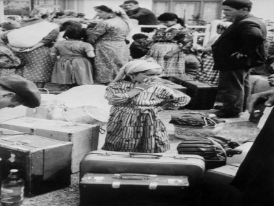 Des Harkis et leurs familles arrivent au camp de Rivesaltes après avoir fui l'Algérie, le 16 septembre 1962 - STF [AFP/Archives]