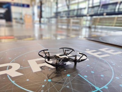 C'est un petit drone muni d'une caméra que les étudiants apprennent à piloter, via une application mobile.