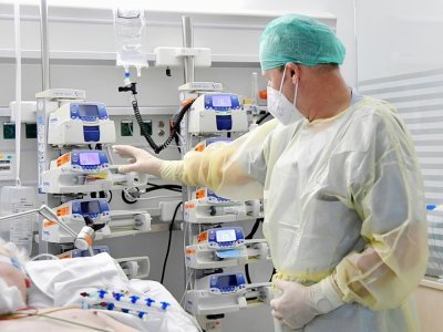 Un soignant dans une unité autrichienne de soin intensif à l'hopital de Salzburg le 17 novembre 2021 - BARBARA GINDL [APA/AFP]