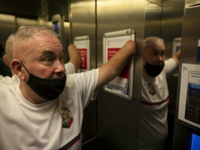 Franck, militaire de la Légion étrangère blessé en Afghanistan, se tient debout dans un ascenseur de l'hôpital d'entraînement de l'armée Laveran HIA à Marseille, le 13 septembre 2021 - Christophe SIMON [AFP]
