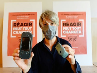 Delphine Jumelin, directrice de l'association d'aide aux victimes ACJM, montre un bracelet de surveillance, le 3 septembre 2021 à Coutances, lors d'une réunion  pour promouvoir la lutte contre les violences conjugales - JEAN-FRANCOIS MONIER [AFP/Archives]