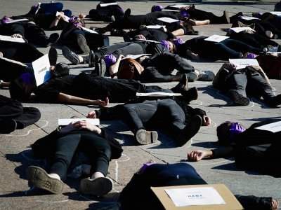 Des femmes participent à une action pour dénoncer les féminicides à l'appel du collectif #NousToutes le 16 octobre 2021 à Paris - GEOFFROY VAN DER HASSELT [AFP/Archives]
