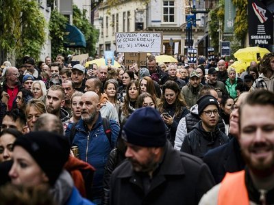 Des manifestants contre les mesures sanitaires du gouvernement défilent à Breda, aux Pays-Bas, le 20 novembre 2021 - ROB ENGELAAR [ANP/AFP]