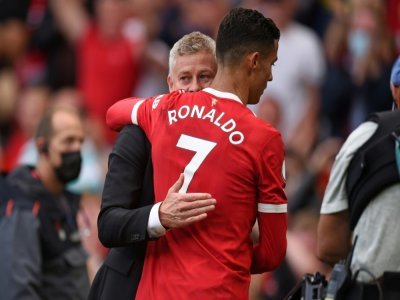 L'entraîneur norvégien de Manchester United, Ole Gunnar Solskjaer, félicite l'attaquant portugais Cristiano Ronaldo, auteur d'un doublé, lors de la victoire, 4-1 face à Newcastle, comptant pour la 4e journée de Premier League, le 11 septembre 2021 au - Oli SCARFF [AFP/Archives]
