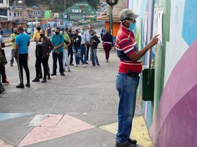 File d'attente devant un bureau de vote, à Caracas, le 21 novembre 2021 - Cristian HERNANDEZ [AFP]