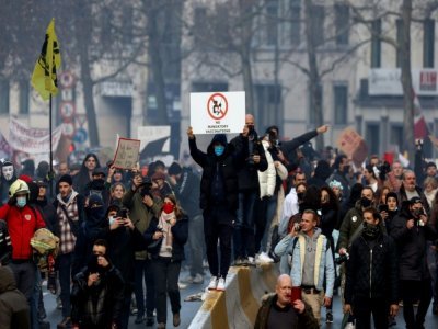 Des manifestants contre les nouvelles mesures contre le Covid-19, à Bruxelles le 21 novembre 2021 - Kenzo Tribouillard [AFP]