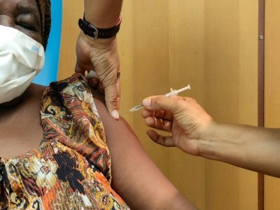 Une habitante reçoit une dose de vaccin anti-Covid-19 Pfizer-BioNTech dans un centre de vaccination de Pointe-a-Pitre, en Guadeloupe, le 6 août 2021 - Cedrick Isham CALVADOS [AFP/Archives]