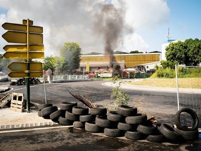 Une barricade à Perrin Les Abymes, à la Guadeloupe, le 17 novembre 2021 - Carla BERNHARDT [AFP/Archives]