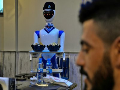 Un robot sert des clients dans le restaurant White Fox, à Mossoul, en Irak, le 17 novembre 2021 - Zaid AL-OBEIDI [AFP]
