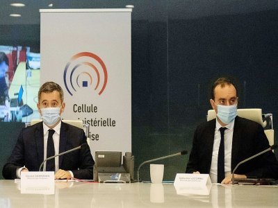 Le ministre de l'Intérieur Gérald Darmanin (G) et le ministre des Outre-mer Sébastien Lecornu le 20 novembre 2021 à Paris - JULIEN DE ROSA [AFP]