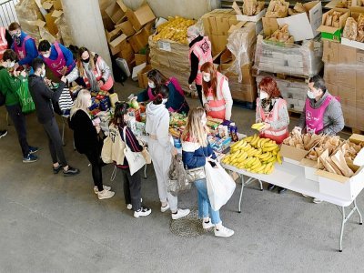 Des bénévoles des Restos du coeur distribuent des produits alimentaires à des étudiants le 26 mars 2021 au Vélodrome de Marseille - Nicolas TUCAT [AFP/Archives]