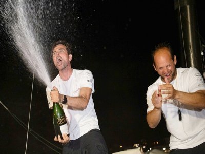La joie des skippers français Matthieu Souben et Sébastien Rogues, après avoir remporté la Transat Jacques Vabre, à bord de leur multicoque "Primonial", en classe Ocean Fifty, le 22 novembre 2021 à For-de-France - LOIC VENANCE [AFP]
