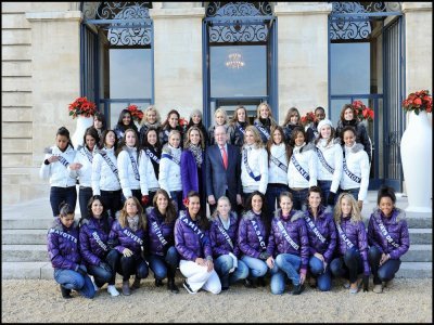 En 2010, les candidates à Miss France avaient posé devant l'hôtel de ville de Caen avec le maire de l'époque Philippe Duron. Cette année, 29 Miss sont accueillies pendant quinze jours. - F.DECAENS