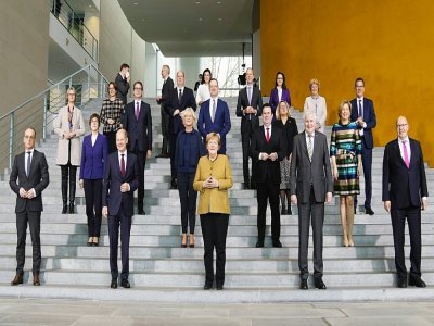 La chancelière allemande Angela Merkel (c) entourée par les membres de son gouvernement, le 24 novembre 2021 à Berlin - Markus Schreiber [POOL/AFP]