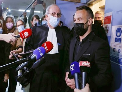 Mathieu Valbuena (d), fait une déclaration aux médias à côté de son avocat Paul Albert Iweins (c) à la fin de l'audience au tribunal de Versailles,  le 20 octobre 2021, au premier jour du procès de la sextape impliquant Karim Benzema - Thomas SAMSON [AFP/Archives]