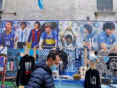 Des posters de la star du football argentin Diego Maradona alignés sur la "place Maradona" dans les "quartiers espagnols" de Naples, le 23 novembre 2021 - Carlo Hermann [AFP]