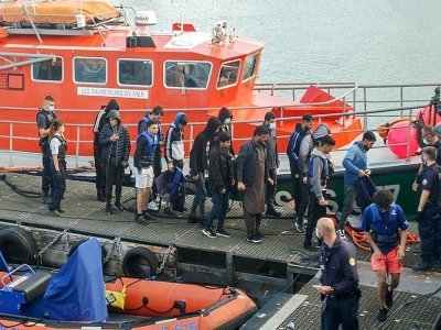 Des migrants sont débarqués à Calais, en France, après avoir été secourus en mer, le 15 septembre 2021 - BERNARD BARRON [AFP/Archives]