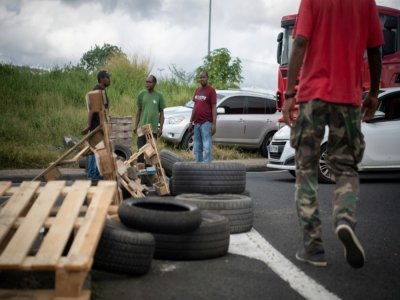 Blocage d'une route à Fort-de-France, le 24 novembre 2021 - LOIC VENANCE [AFP]