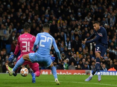 L'attaquant du Paris Saint-Germain, Kylian Mbappé, ouvre le score face à Manchester City, lors de leur match de poules de la Ligue des Champions, le 24 novembre 2021 à l'Etihad Stadium - Paul ELLIS [AFP]