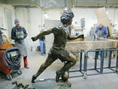 Une statue en bronze dans l'atelier du sculpteur Domenico Sepe représentant Diego Maradona, le 22 novembre 2021 à Naples - Carlo Hermann [AFP]