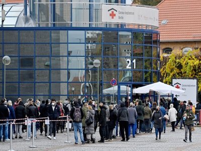 Des personnes attendent devant un centre de vaccination anti-Covid à Berlin, le 24 novembre 2021 - John MACDOUGALL [AFP]