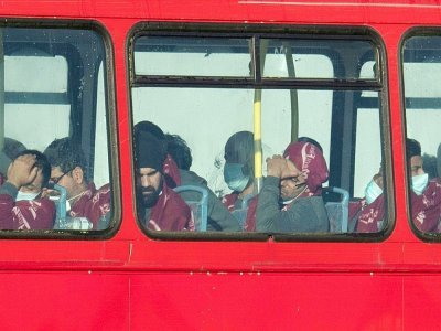 Des migrants secourus en mer, à bord d'un bus, après leur arrivée au port de Douvres, le 25 novembre 2021 dans le sud-est de l'Angleterre - Ben STANSALL [AFP]