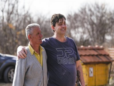 L'Albanais Mentor Hoxa (d), fondateur du refuge pour chiens abandonnés, et son ami serbe Slavisa Stojanovic, le 12 novembre 2021 près de Gracanica, au Kosovo - Armend NIMANI [AFP]