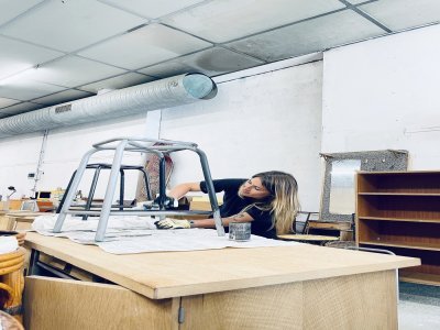 Céline Barbot restaure des meubles depuis plus de cinq ans. - Regul'art