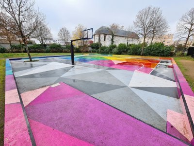 Le terrain de basket 3x3 est situé à l'entrée du parc Grammont, son design a été réalisé grâce à l'artiste rouennais Mosaik.