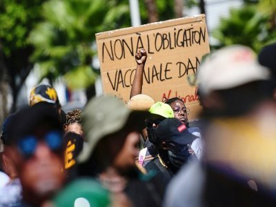 Des manifestants anti-vaccin près de  Pointe-à-Pitre, en Guadeloupe, France, le 24 novembre 2021 - Christophe ARCHAMBAULT [AFP]