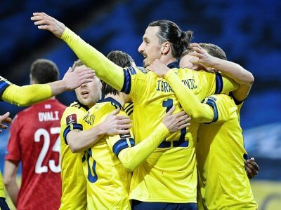 La joie de l'attaquant suédois Zlatan Ibrahimovic et de ses coéquipiers, après un but marqué contre la Géorgie, lors des éliminatoires de la Coupe du monde 2022 au Qatar, le 25 mars 2021 à Solna, près de Stockholm - Janerik HENRIKSSON [TT NEWS AGENCY/AFP/Archives]