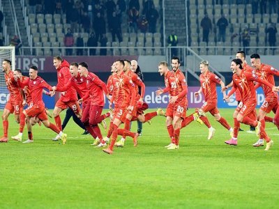 La joie des joueurs de la Macédoine du nord, après avoir battu l'Islande, 3-1, lors des éliminatoires de la Coupe du monde 2022 au Qatar, le 14 novembre 2021 à Skopje - Robert ATANASOVSKI [AFP/Archives]